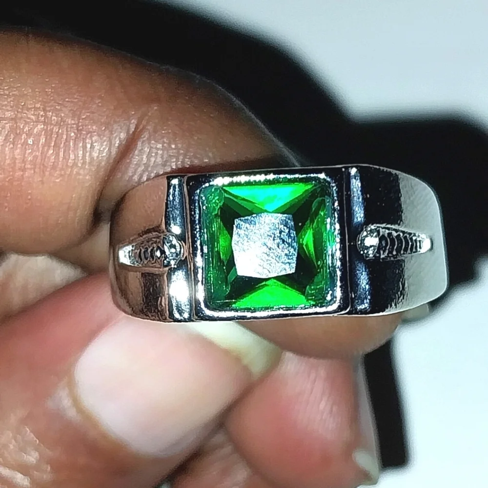Men's Stunning Silver Band with Emerald Green Stone Sz 12